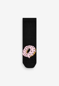 Sorte bomuldsokker med et pink donutsdesign, dekoreret med chokoladeovertræk og en gul detalje. Glat tekstur, medium højde.
