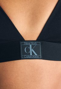 Calvin Klein Underwear UNLINED TRIANGLE CK ESTABLISHED - Trikotni modrček - black/blue