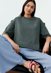 Next EMBROIDERED FRUIT BACK GRAPHIC SHORT SLEEVE CREW NECK  - Triko s potiskem - charcoal green