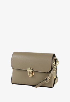 Beige leren handtas met een gouden sluiting, een gestructureerde vorm en een afneembare riem. Voorzien van gouden hardware accenten aan de zijkanten.