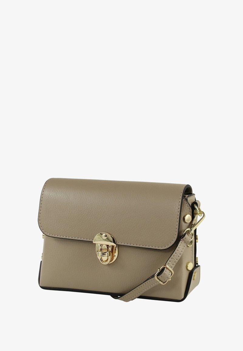 Beige leren handtas met een gouden sluiting, een gestructureerde vorm en een afneembare riem. Voorzien van gouden hardware accenten aan de zijkanten.