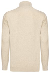 Beiger Pullover mit hohem Kragen, langen Ärmeln und geripptem Strickmuster, das ein einfaches Design ohne Muster oder Verzierungen aufweist.