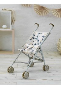 Lichtgrijze kinderwagen met stoffen zitting met patronen van luchtballonnen en wolken, geplaatst op een houten vloer met neutrale decoratie.