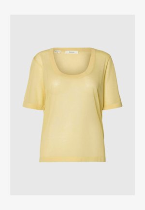 Lysegul top med korte ærmer og rund halsudskæring, lavet af et blødt, let stof, vist på en neutral baggrund.