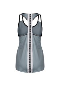Camiseta deportiva gris sin mangas con espalda de malla, que presenta una raya vertical blanca y negra con el texto "UNDER ARMOUR" y un diseño de espalda nadador.