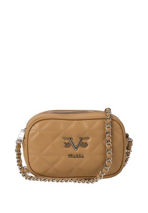 Beige gewatteerde crossbodytas met zilverkleurige kettingband en metalen logo "V 1969 Italia" aan de voorkant, ritssluiting aan de bovenkant.