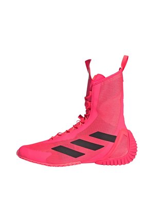 Zapatilla deportiva de caña alta de color rosa brillante con logotipo de tres franjas negras, suela texturizada y lengüetas en la lengüeta y el talón.