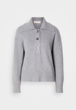 Pull en laine grise avec un ourlet côtelé, un col surdimensionné et trois grands boutons à l'avant. Texture douce. Coupe décontractée et ample.