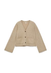 Beige Strickjacke mit langen Ärmeln, V-Ausschnitt, drei Knöpfen auf der Vorderseite und zwei aufgesetzten Taschen vorne auf weißem Hintergrund.