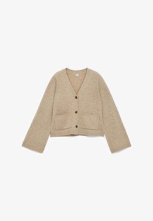 Beige Strickjacke mit langen Ärmeln, V-Ausschnitt, drei Knöpfen auf der Vorderseite und zwei aufgesetzten Taschen vorne auf weißem Hintergrund.