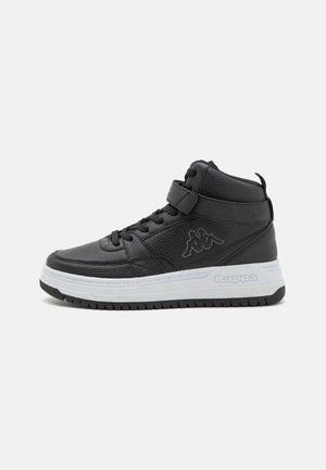 Czarny sneaker typu high-top ze skóry strukturalnej, z sznurowadłami i paskiem wokół kostki, biała gruba podeszwa oraz logo Kappa na boku i podeszwie.