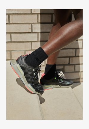 adidas Originals NMD V3 - Sneakers basse - core black/core black/signal green