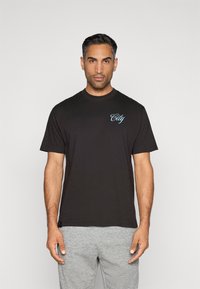 Čierne bavlnené tričko s vyšitou logom "Mesto" v svetlomodrej farbe na hrudi, okrúhly výstrih a krátke rukávy.