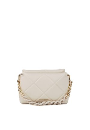 Bolso de mano acolchado en color crema con una cadena dorada y una correa de acento trenzada. Presenta un cierre de solapa y una superficie suave y texturizada.