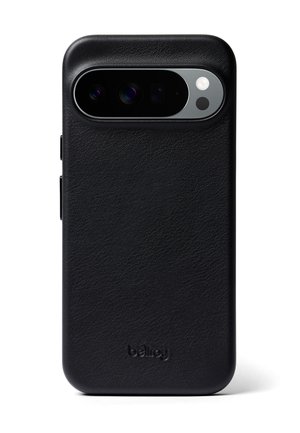 Custodia per smartphone in pelle nera con ritaglio per tripla fotocamera e logo "bellroy" in rilievo su sfondo bianco.