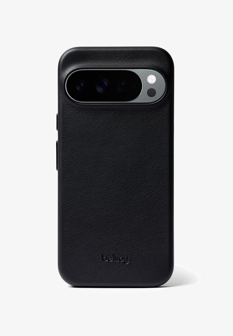 Étui pour smartphone en cuir noir avec découpe pour triple caméra et logo "bellroy" en relief sur fond blanc.