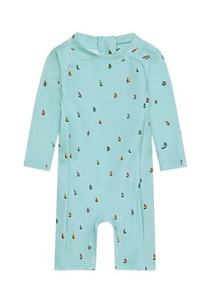 Jasnoniebieski, długi rękaw kostium kąpielowy dla malucha z małymi, kolorowymi żaglówkami na całej powierzchni i zamkiem błyskawicznym z tyłu.