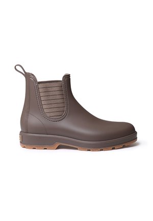 Bottine marron imperméable avec panneaux latéraux élastiques, languette à l'arrière et semelle en caoutchouc texturée.