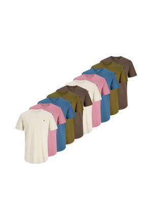 Neuf t-shirts à col rond dans les couleurs crème, rose, bleu, olive et marron, disposés en motif diagonal et superposé.