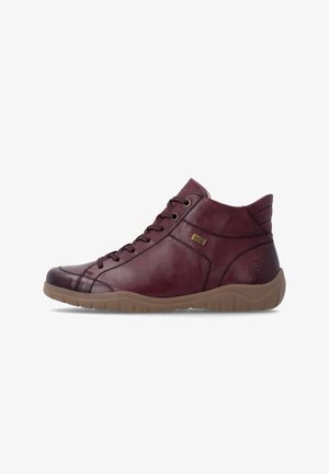 Basket montante en cuir bordeaux avec semelle en caoutchouc marron, détails de surpiqûres latérales et laçage à l'avant, présentée en profil gauche.
