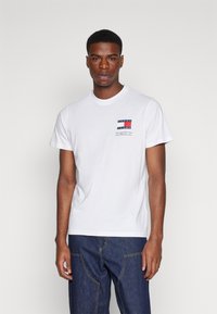 Tommy Jeans TJM SLIM FLAG TEE 2 PACK - Apdrukāts T-krekls - newsprint/white