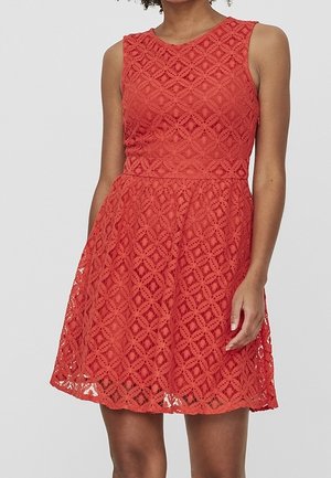 Rotes Spitzenkleid mit tailliertem Oberteil und ausgestelltem Rock. Verfügt über einen runden Ausschnitt mit geometrischem Muster und ärmelloses Design.