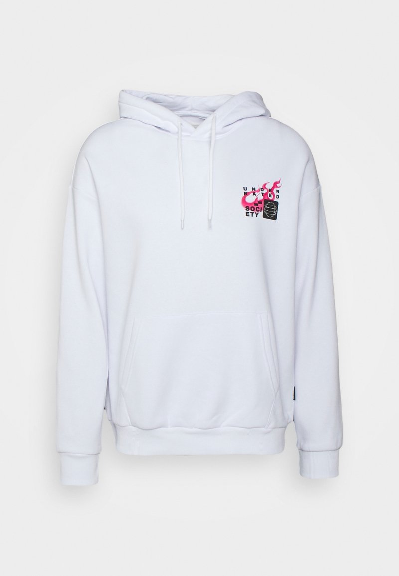 Sudadera blanca con bolsillo frontal, cordones y un pequeño gráfico de llamas rosas y texto negro en la parte superior del lado izquierdo del pecho.