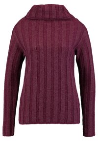 Maglione a coste color mogano con collo alto, maniche lunghe e un motivo a maglia testurizzato. Il tessuto sembra morbido e caldo.