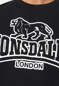 Lonsdale ALLANFEARN - Marškinėliai su spaudiniu - black white