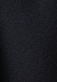 Czarna tkanina o fakturze z gładkim wykończeniem, z delikatnym skośnym wzorem splotu, odpowiednia do różnych zastosowań w odzieży.