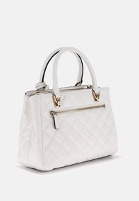 Borsa a tracolla bianca in materiale sintetico con doppio manico, tasca frontale con zip e dettagli in metallo dorato.