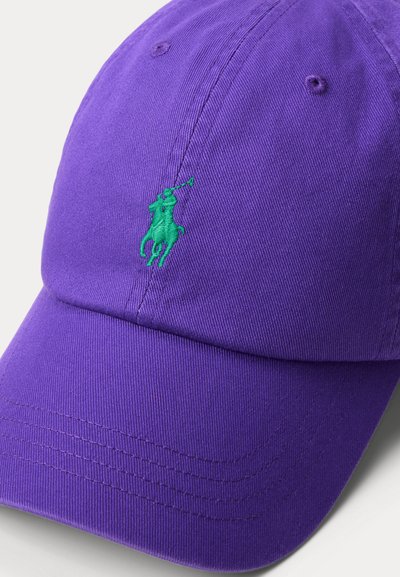 Μωβ βαμβακερό καπέλο μπέιζμπολ με πράσινο κεντημένο λογότυπο ενός παίκτη πόλο, με κυρτό γείσο και υφασμάτινη υφή επιφάνεια.