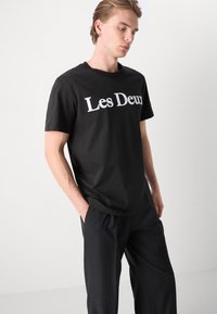 Les Deux CHARLES - T-shirts med print - black/white