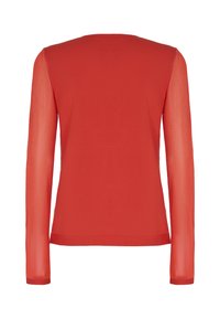Maglia rossa a maniche lunghe con corpo colorato e maniche trasparenti, caratterizzata da un colletto rotondo e una silhouette aderente. Tessuto morbido e leggero.