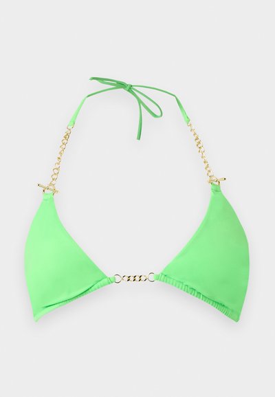 Μαγιό τοπ μπικίνι σε σχήμα νεον πράσινου τριγώνου με χρυσά λουράκια αλυσίδας και κλείσιμο με δέσιμο στον λαιμό, τοποθετημένο επίπεδα σε λευκό φόντο.