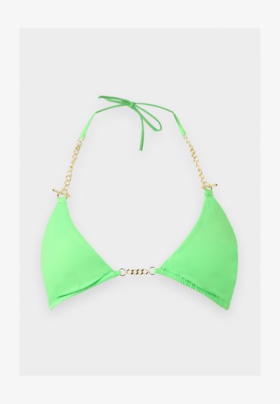 Μαγιό τοπ μπικίνι σε σχήμα νεον πράσινου τριγώνου με χρυσά λουράκια αλυσίδας και κλείσιμο με δέσιμο στον λαιμό, τοποθετημένο επίπεδα σε λευκό φόντο.