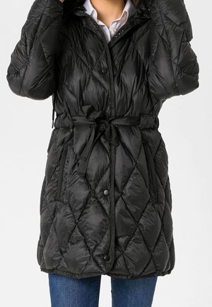 Cappotto imbottito nero con design trapuntato, chiusura con bottoni, vita cintrata con cintura in tessuto e cappuccio. Texture liscia, lunghezza al ginocchio.