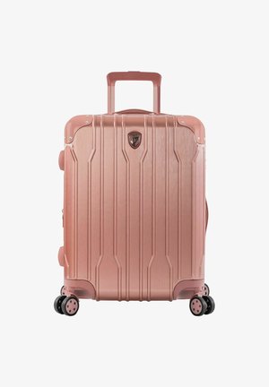 Hartschalentrolley in Roségold mit vertikalen Rillen, ausziehbarem Griff und vier schwarzen Rollen. Verfügt über ein metallisches Logo auf der Vorderseite.
