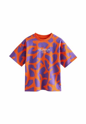 Krátký rukáv T-shirt v oranžové a fialové barvě z bavlny, s výrazným abstraktním vzorem a textem "LOS ANGELES CALIFORNIA SINCE 1982".