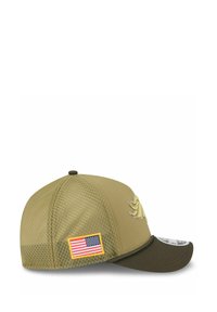 Casquette de baseball vert olive avec dos en maille, visière incurvée et logo brodé. Elle présente un petit écusson du drapeau américain sur le côté.