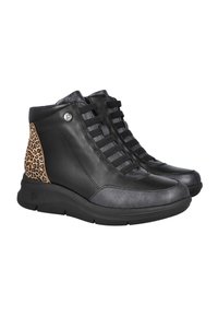 Botines negros de cuero con cordones elásticos, detalle de tacón con estampado de leopardo, suela de goma plana y cierre de cremallera lateral sobre un fondo blanco.