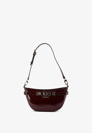 Glanzende donkerbordeaux schoudertas met verstelbare riem, gespsluiting en metalen "GUESS"-logo middenvoor.