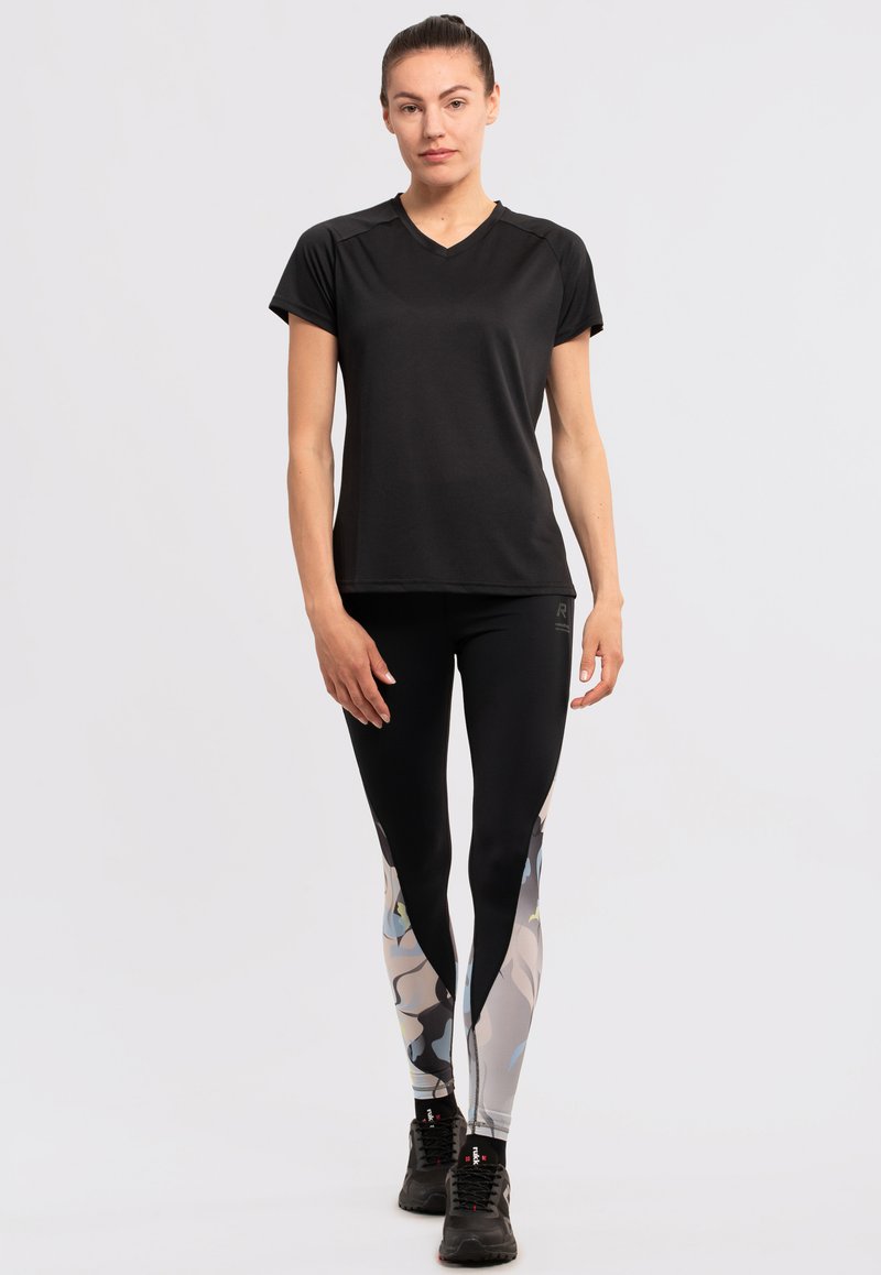 Maglietta atletica nera a maniche corte abbinata a leggings a fantasia con accenti blu chiaro, grigi e neri. Inclusi scarpe sportive nere.
