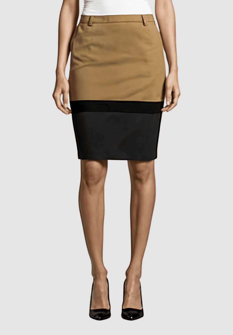 Falda hasta la rodilla con una silueta ajustada, que presenta una parte superior en color marrón claro y una parte inferior en color negro contrastante. El material parece suave.