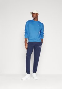 Tommy Jeans REGULAR C NECK - Sudadera - meridian blue