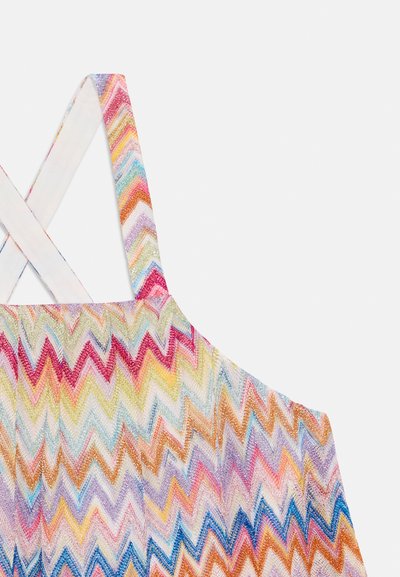 Υφασμά με πολύχρωμο ζιγκ-ζαγκ μοτίβο σε απαλές αποχρώσεις με σταυρωτά λουριά, ελαφρύ, με λαμπερά νήματα που προσθέτουν υφή και οπτικό ενδιαφέρον.