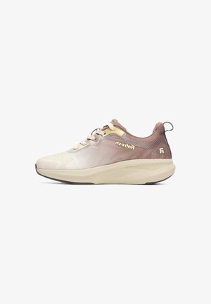 Zapatillas deportivas ligeras en un degradado de beige y topo con parte superior de malla, suela acolchada y detalles de marca en dorado.