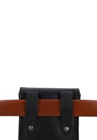 Borsa a tracolla in pelle nera con texture liscia, manico in pelle marrone e dettagli in metallo argentato sui manici e sulle chiusure a patta.