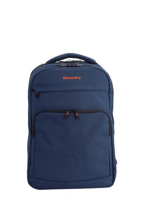 Mochila azul marino hecha de tela duradera, con un destacado bolsillo frontal con cremalleras y un sutil logo grabado en el lado.