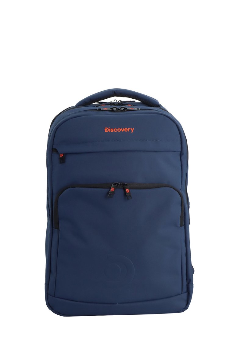 Zaino di colore blu navy realizzato in tessuto resistente, dotato di una grande tasca frontale con cerniere e di un logo inciso in modo discreto sul lato.